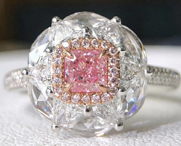 ＰＴ９００　センターピンクダイヤモンド0.40ct　サイドの無色ダイヤモンド1.1ct
